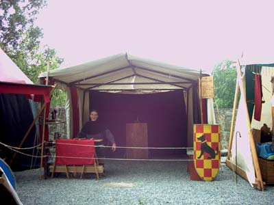 Knappe Gunther im Axtwurfstand