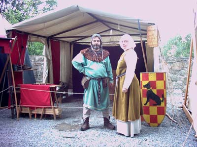 Wir vor dem Axtwurfstand