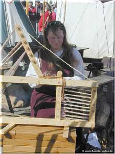 Aufziehen der F&auml;den zum Brettchenweben