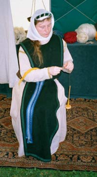 Die Spinnerin bei der Arbeit