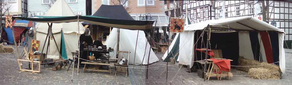 Unser Lager mit dem Axtwurfstand (rechts)