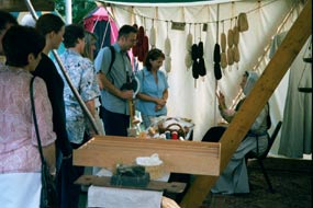 Die Spinnerin zeigt ihr Handwerk