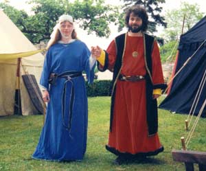 Das Paar in edler Gewandung